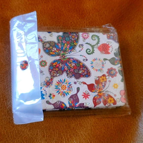 SOLD! Quick stand Makeup Mirror with butterflies - Picture 6 of 6